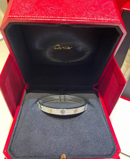 Cartier Love Bangle 💐
Medium size 
*Master Quality* 💕

*95* AED normal box 📦 
*130* AED same Master box 🗃️

Zain48
♥️♥️♥️