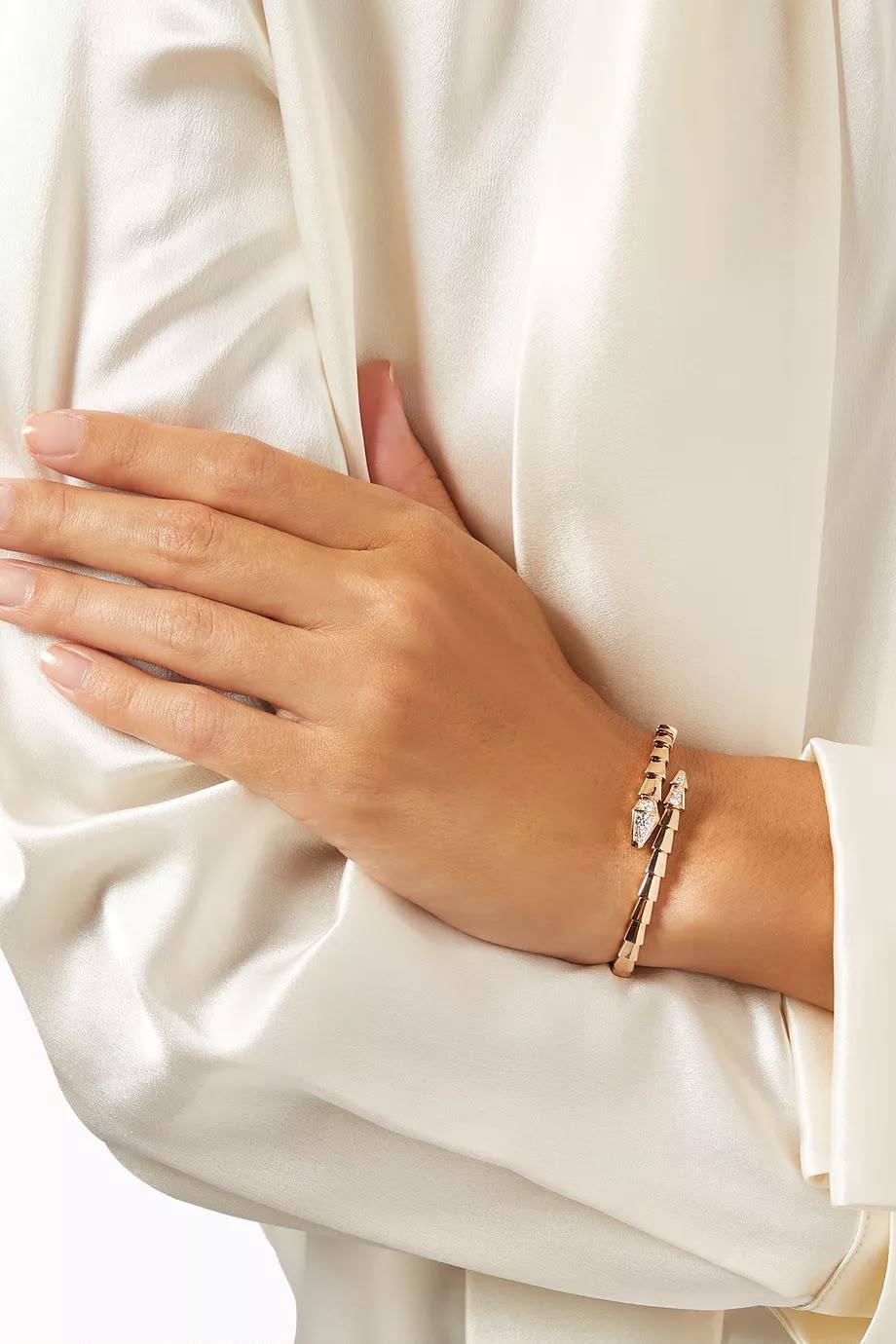 BVLGARI 
Bangle 🦋 
Master quality 💯
With normal boxes 🗃️ 
 85 dhs🇦🇪🇦🇪


With master box 📦 
125 dhs🇦🇪🇦🇪

Zain216
♥️♥️♥️