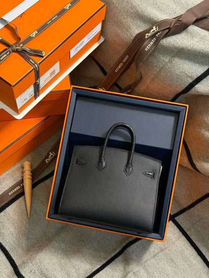 Hermes

Birkin Faubourg 20

Size:10 x 16 x 20cm 

Black🖤

For Price 👇 WhatsApp✅
0568585901 
0507557372
0552275751 Owner Zain 👌

Zain325
♥️♥️♥️
