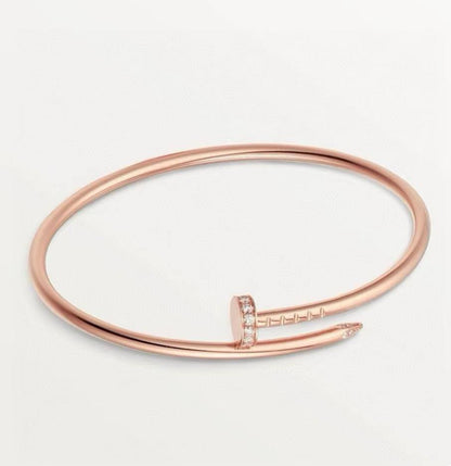 Cartier ❤️‍🔥
Bangle with stone 🐦‍🔥
Master quality 💯
Size available 👇
16,17,18,19,20
With normal boxes 📦 
45 dhs❤️
With master box 🗃️ 
85 dhs❤️

Zain216
♥️♥️♥️
