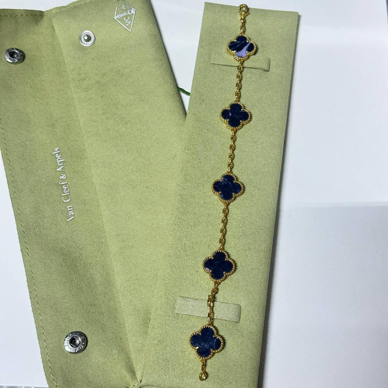 VCA 
Bracelet 🦋
Master quality 💯
With normal boxes 🗃️ 
75 dhs✅

With master box 📦 
120 dhs✅

Zain216
♥️♥️♥️