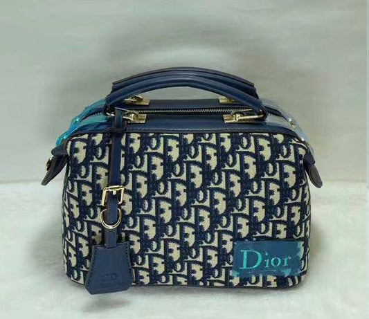 Burberry - Dior

GOOD QUALITY 💯
110 dhs🪙🌨️
Without box 

Zain269
♥️♥️♥️