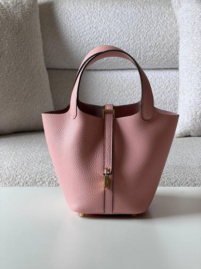 Hermes
picotin 18cm💥Master quality ✅

with box📦

340 dhs✅

Zain52
♥️♥️♥️
