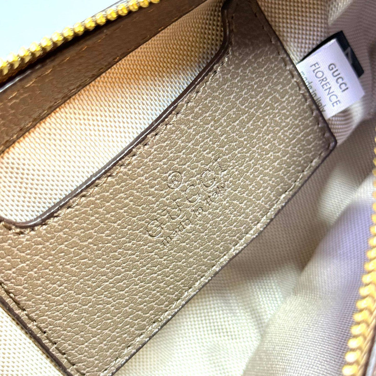 GUCCI 
NEW CAME GOOD QUALITY 
WITH BOX 
🎁🎁🎁

90 dhs❣️
SIZE: 25cm

Zain39
♥️♥️♥️