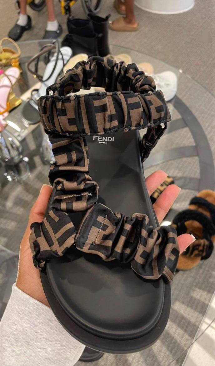 FENDI 
☘️ *SIZE  36  to 41 ☘️                                                                                                       
150 dhs✅

Zain224
♥️♥️♥️