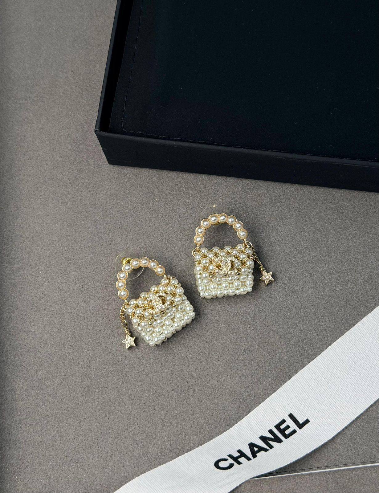 *CHANEL* 🤍
↗️ *Super Master Quality ®️*
* *New Collection*
* Necklace, Earrings & Brooch
*With Normal Box*
Full Set with *Normal* Box
 *365 dhs❣️*
Full set with *Original* Box
 *310 dhs❣️*

Zain209
♥️♥️♥️