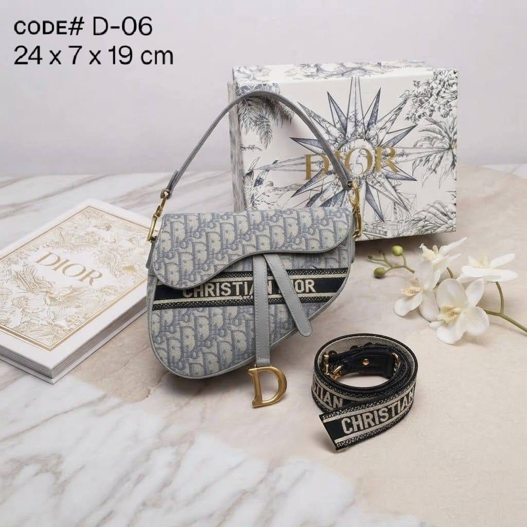 CHRISTIAN DIOR sᴀᴅᴅʟᴇ ᴄʀᴏssʙᴏᴅʏ ʙᴀɢ ᴏʙʟɪǫᴜᴇ & ʟᴇᴀᴛʜᴇʀ ᴛʀɪᴍ ᴍᴀᴛᴇʀɪᴀʟ sɪᴢᴇ : 24 cm ᴡɪᴛʜ BOX

90 dhs🇦🇪🇦🇪🇦🇪

Zain31
♥️♥️♥️
