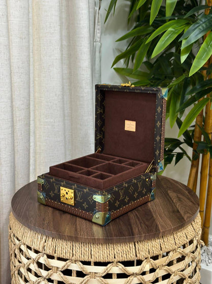 BRAND- LOUIS VUITTON 
*❗️JEWELLERY BOX❗*
*SUPER MASTER QUALITY ❗*
950 dhs✅
*WITH  PAPERBAG❗*

Zain267
♥️♥️♥️