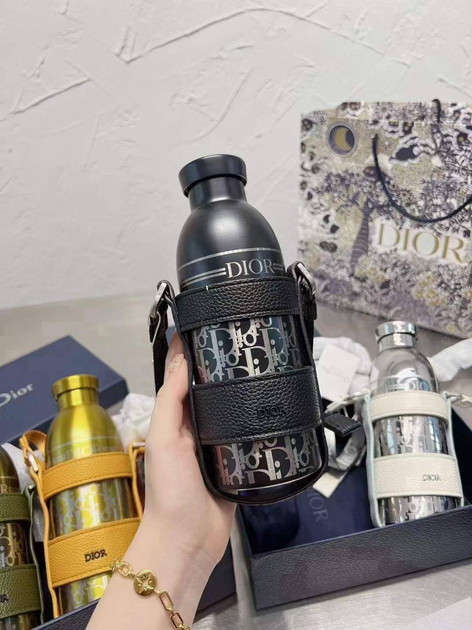 Dior 
100 dhs🇦🇪🇦🇪
with box

Zain90
♥️♥️♥️