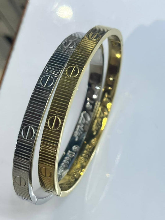 Cartier Bangle* 🤩
Stainless non tarnished 
18 size 

20 dhs🪙💚 simple box 🎁
30 dhs🪙💚 name box and bag🎁

Zain48
♥️♥️♥️