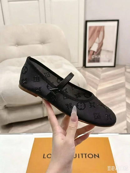 LV
Size 36-41 
110 DHS🇦🇪🇦🇪

Zain40
♥️♥️♥️