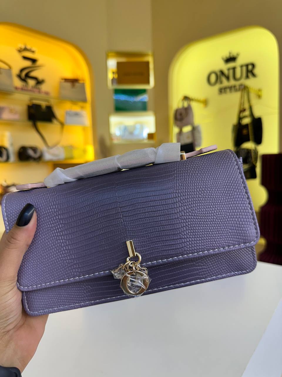 Dior

Master quality

21 cm 
with box
 280 dhs🇦🇪🇦🇪


Zain95 
♥️♥️♥️

Zc