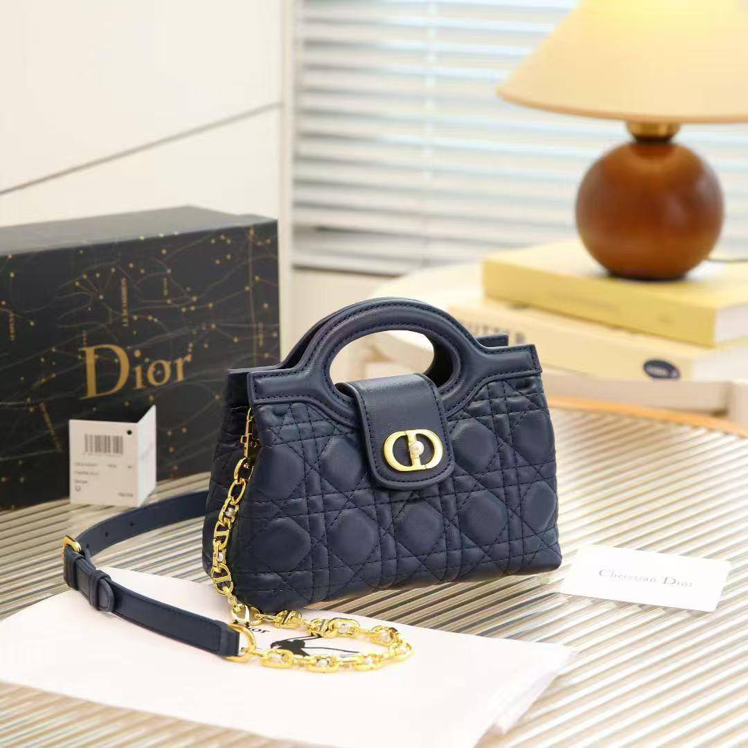 Dior 20cm 
High Quality 
110 dhs🪙🌨️
With Box
🎁🎁🎁

Zain50
♥️♥️♥️