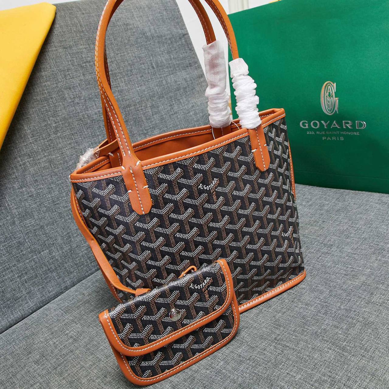 GOYARD 
HIGH QUALITY 
SMALL SIZE (Use on both sides)WITH BOX 
95 dhs💓

Zain295
♥️♥️♥️