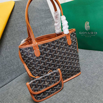 GOYARD 
HIGH QUALITY 
SMALL SIZE (Use on both sides)WITH BOX 
95 dhs💓

Zain295
♥️♥️♥️