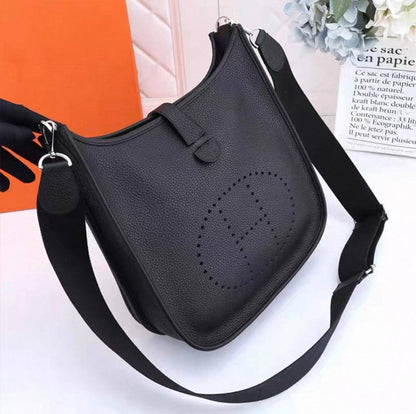 Hermes

90 dhs✅

with box
🎁🎁🎁

size 23cm

Zain26
♥️♥️♥️