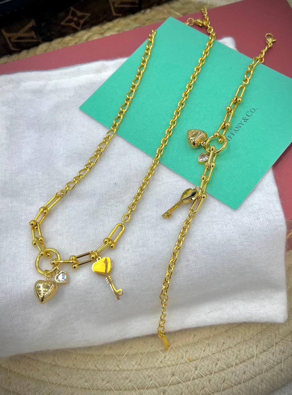 Stainless steel 🔥*
Non tarnish 💯
Necklace ❤️‍🔥
Bracelet 🌸
With normal boxes 🗃️ 
And paper bag🛍️
45 dhs🪙🌨️

Zain216
♥️♥️♥️
