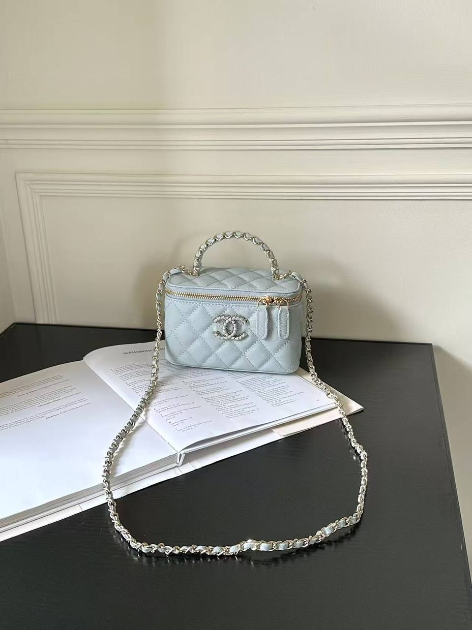 Chanel
withbox 
95 dhs🇦🇪🇦🇪

Zain143
♥️♥️♥️
