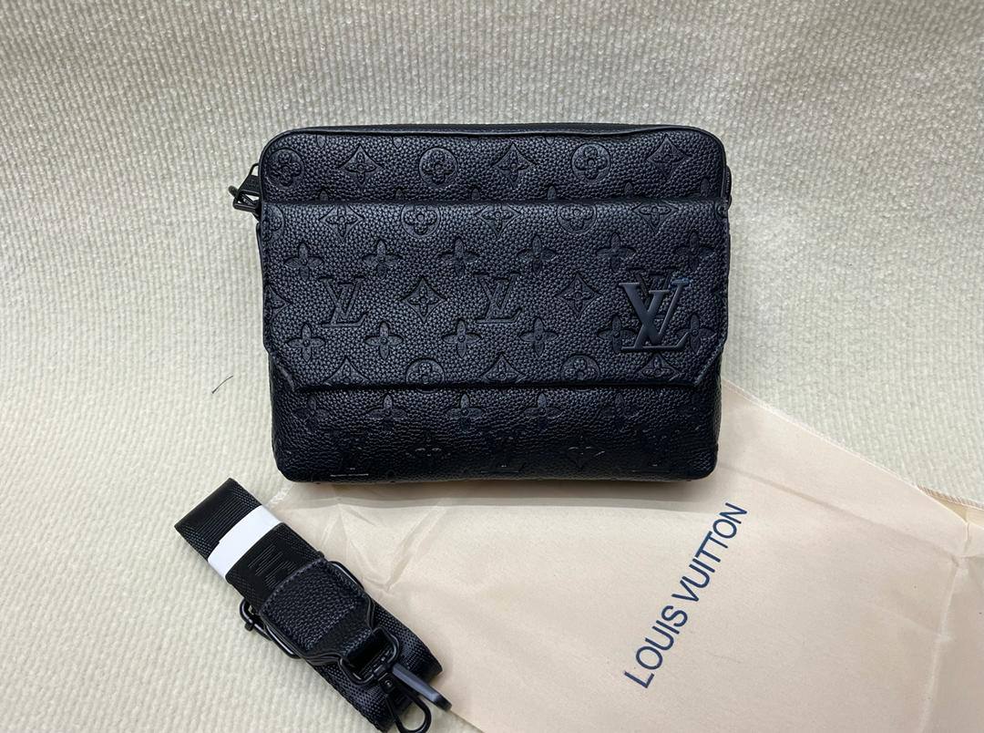 LV
85 dhs✅
size 23✘18✘6 cm

Zain42
♥️♥️♥️