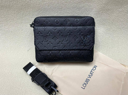LV
85 dhs✅
size 23✘18✘6 cm

Zain42
♥️♥️♥️