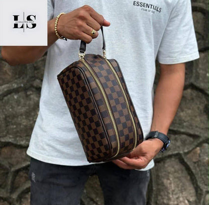 LOUIS VUITTON 
FOR MAN 
HAND BAG 
GOOD QUALITY 
WITH BOX 

80 dhs🇦🇪🇦🇪

Zain17
♥️♥️♥️