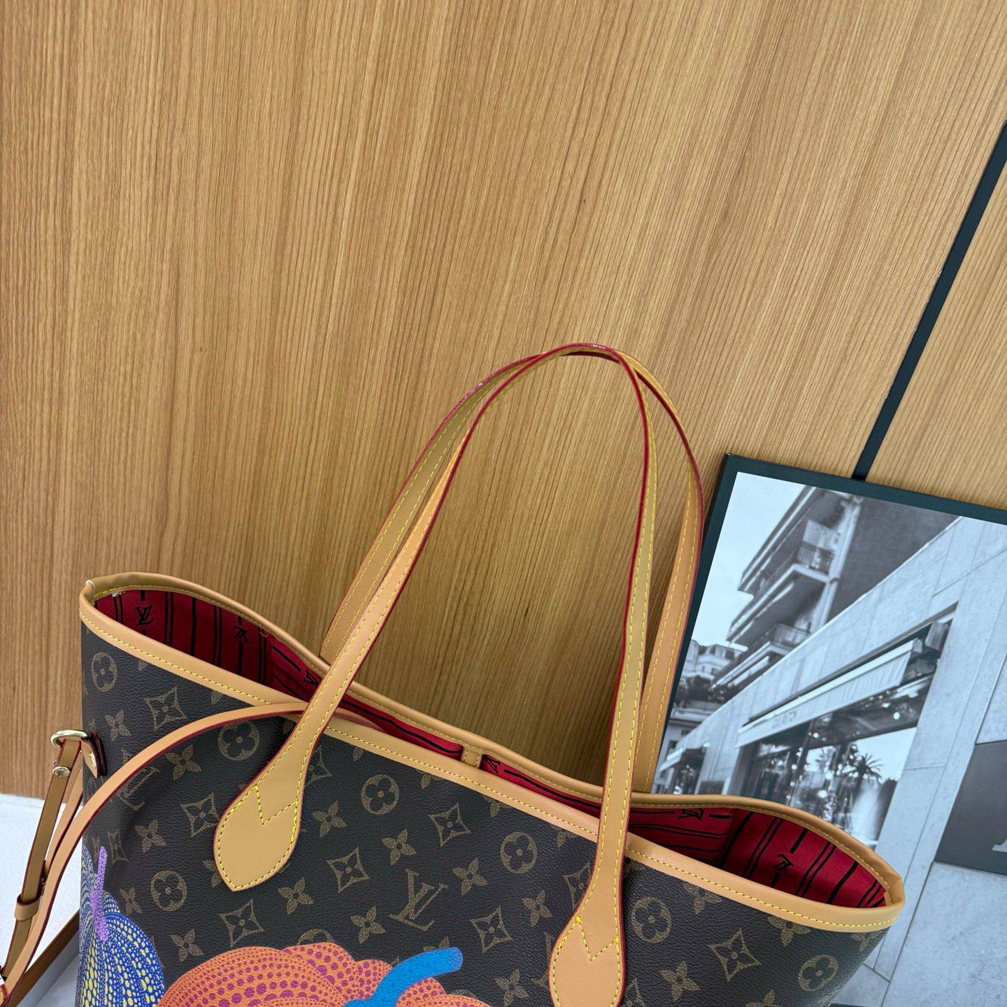 LV

SIZE：43cm

95 dhs🪙🌨️

Withbox
🎁🎁🎁

Zain04
♥️♥️♥️