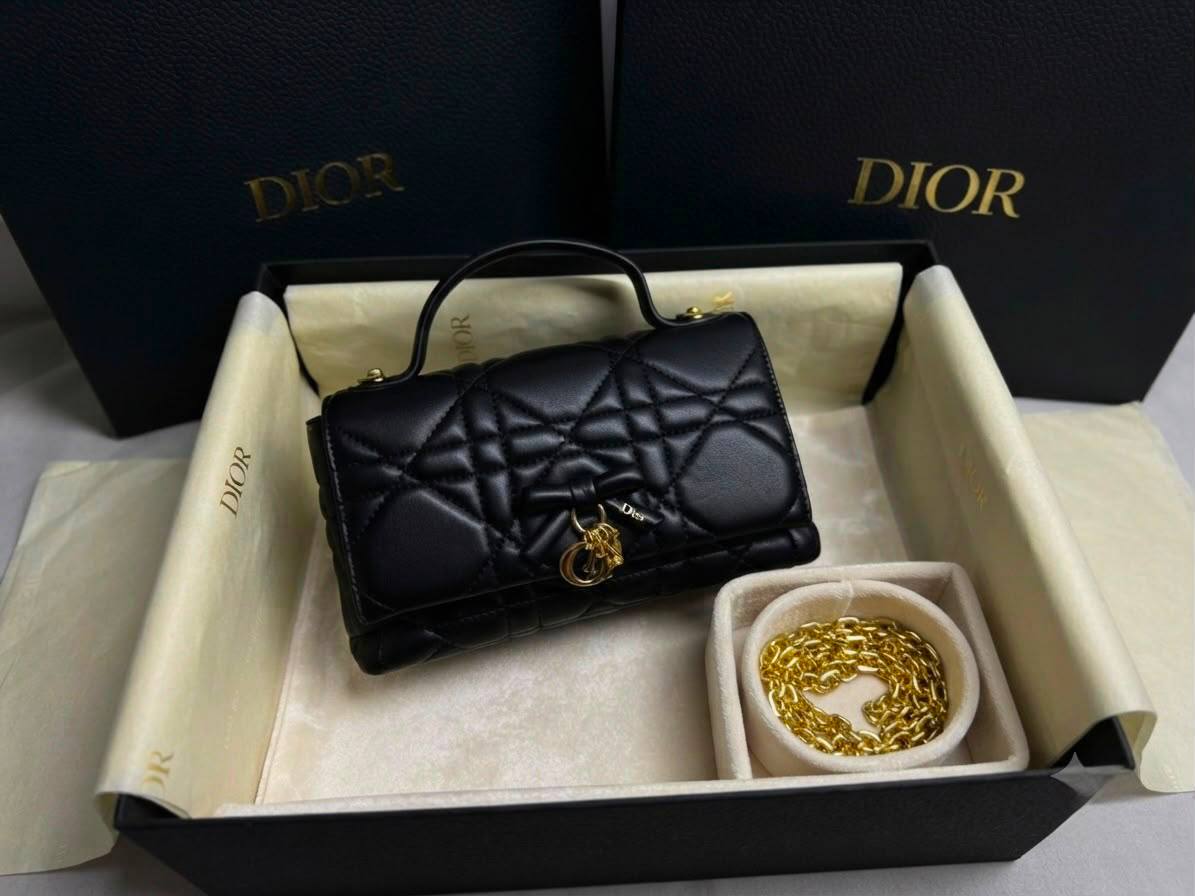 Dior
ɢᴏʟᴅᴄʜᴀɪɴ ʀᴇᴍᴏᴠᴀʙʟᴇ ᴄʜᴀɪɴ
ᴅᴇᴄᴏʀᴀᴛɪᴠᴇ ʙᴏᴡ/ᴍᴇᴛᴀʟ ᴅɪᴏʀ
ғʟᴀᴘ ᴄʟᴏsᴜʀᴇ
ᴡɪᴛʜʙᴏx
ʟᴀᴍʙsᴋɪɴ ᴍᴀᴛᴇʀɪᴀʟ
sɪᴢᴇ:25*14*9ᴄᴍ
120 dhs✅

Zain56
♥️♥️♥️