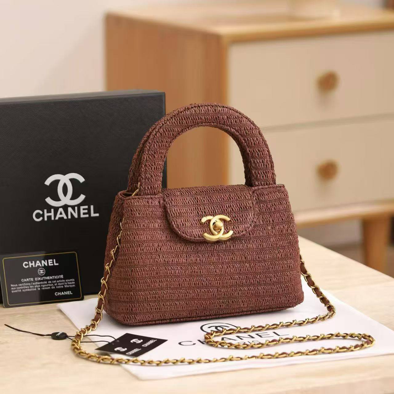 CHANEL
19cm
100 dhs✅

Zain44
♥️♥️♥️