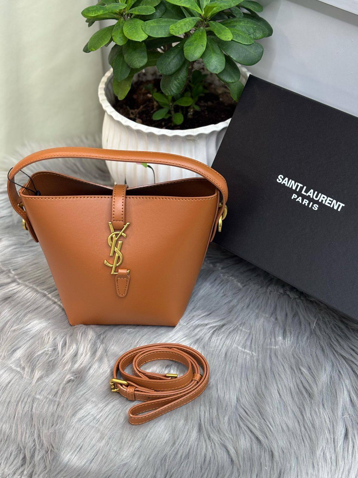 YSL  

SIZE……….19 high 16 width🌷

95 dhs🪙🌨️

With BOX✅
🎁🎁🎁

Zain244
♥️♥️♥️