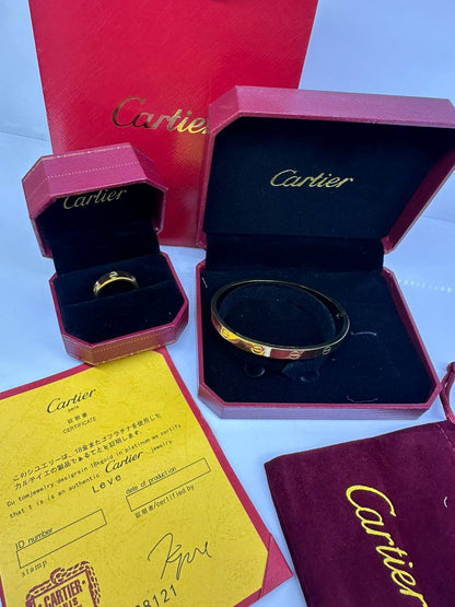 Stainless steel SET 💯
Bangle love and nail. 🦋
(Size bangle nail 14,15,16,17,18,19)
(Love bangle 14,15,16,17,18,19,20)
Non tarnish 💯
Love ring 💍 
(Size 6,7,8,9)
With black boxes 📦 
20 dhs🪙💕
With normal boxes 📦 
And paper bag 🛍️
30 dhs🪙💕
With sam