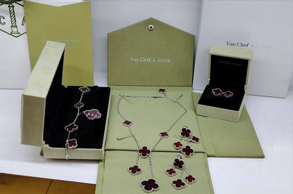 VCA SET❤️‍🔥*
Necklace 🦋
Earring🌸
Ring 💍 free size 
Bracelet 🐦‍🔥
Master quality 💯
With normal boxes 📦 
240 dhs🗽
With master box 🗃️ 
300 dhs🗽

Zain216
♥️♥️♥️