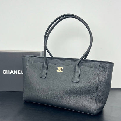 Chanel

 re stock 

260 dhs🇦🇪🇦🇪

32cm❤️❤️🙋‍♂️
Zain228
♥️♥️♥️