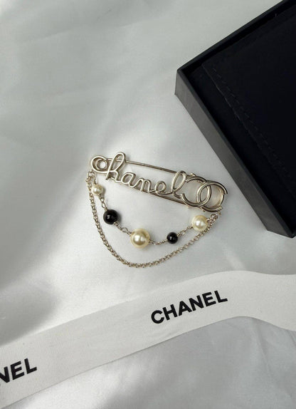 *CHANEL*  🤍

🆕🎉🥳🎊🆕
* BROOCH, Clip , Pin
* Gold-Finish Metal (Gold Plated)

* ⁠↗️ *Super Master Quality ®️* 🫆

*75 dhs💚* with *Normal* Box & Bag
*95 dhs💚* with *Orignal* Packaging 🎁

Zain209
♥️♥️♥️