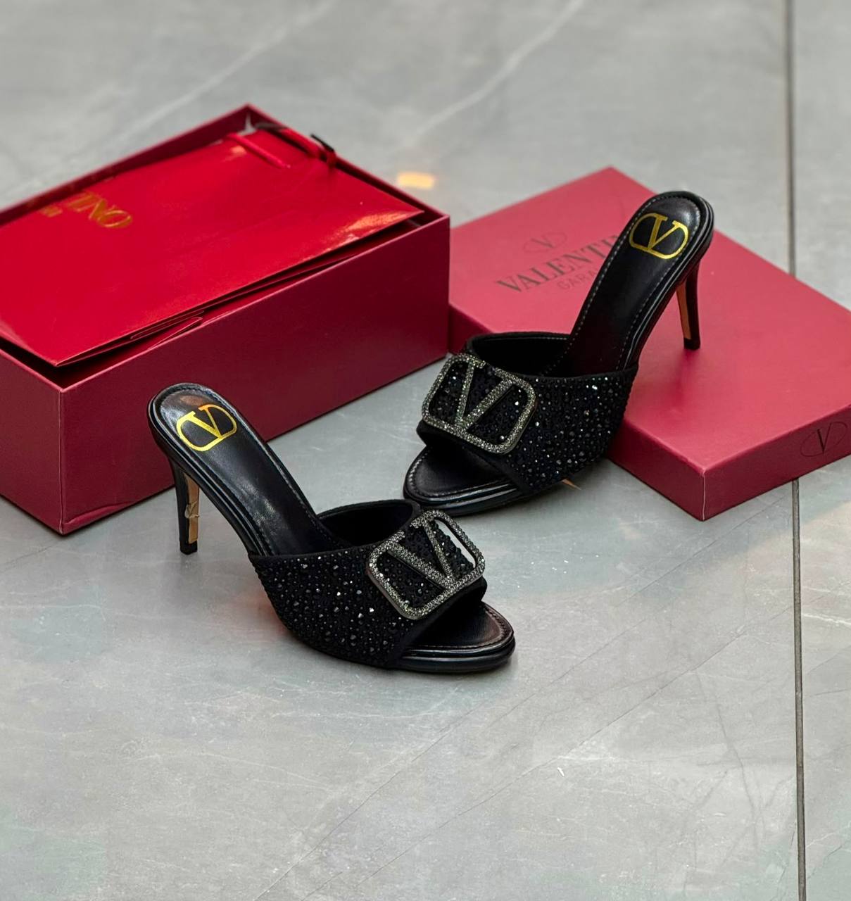 Valentino

Size  36 to 41 

90 dhs💓

Zain80
♥️♥️♥️