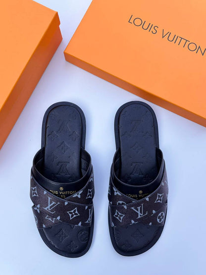 Lv slipper (men)
110 dhs🪙🌺
Size 40-45

Zain30
♥️♥️♥️