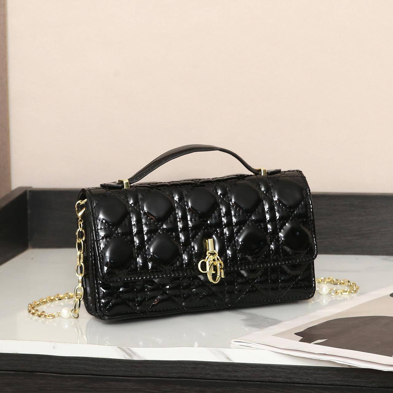 Dior
Best quality 
with box’s 
🎁🎁🎁

110 dhs🪙💕
size 21cm

Zain158
♥️♥️♥️