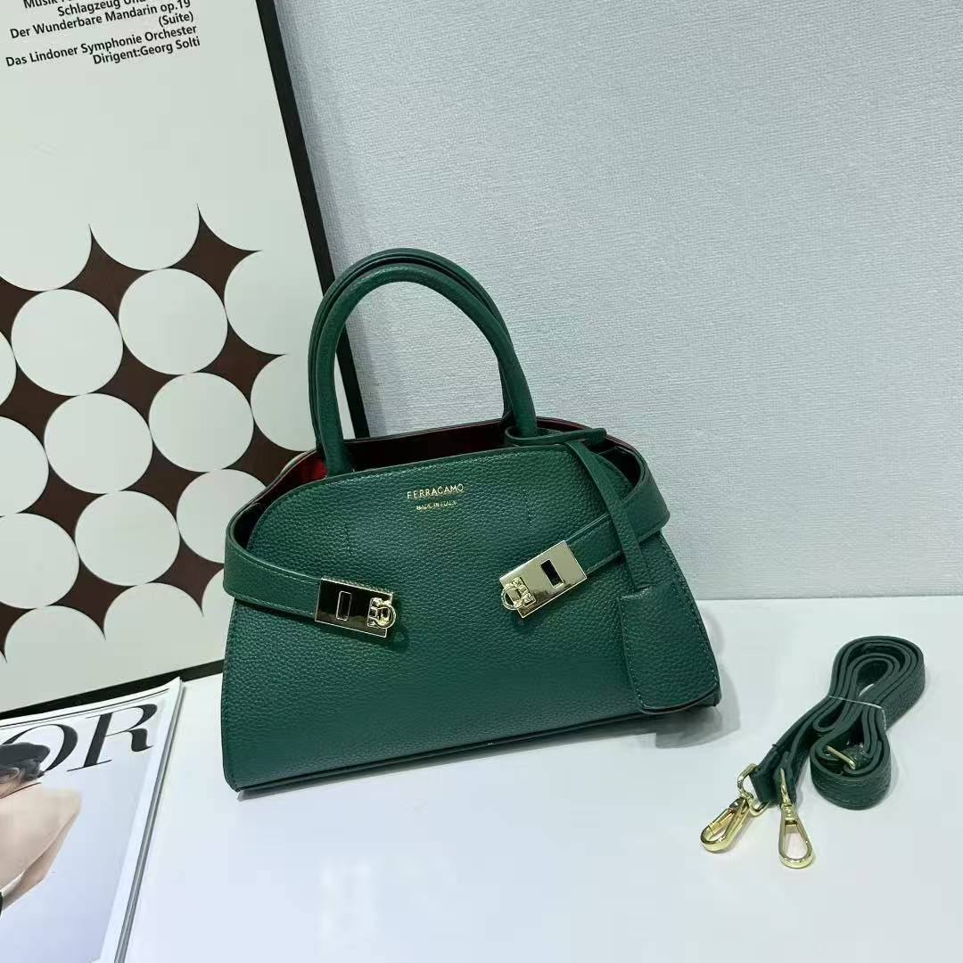 FERRAGAMO
GOOD QUALITY 
120 dhs✅

Zain39
♥️♥️♥️