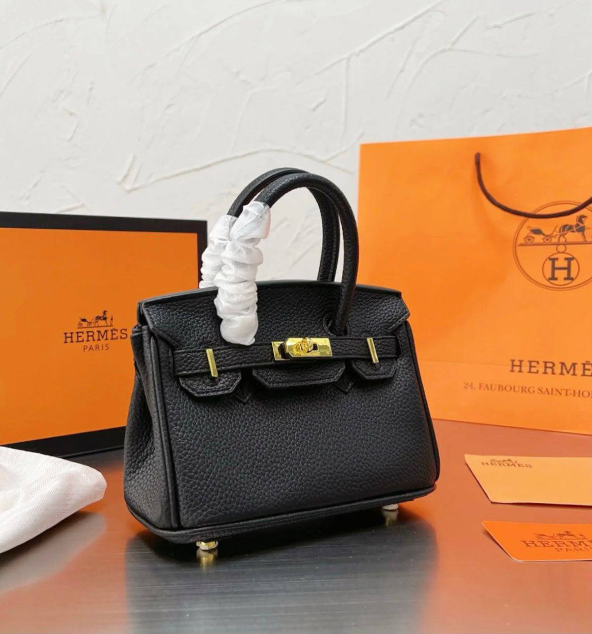 HERMES BIRKIN SMALL SIZE GOOD QUALITY WITH BOX 
110 dhs🇦🇪🇦🇪

Zain295
♥️♥️♥️
