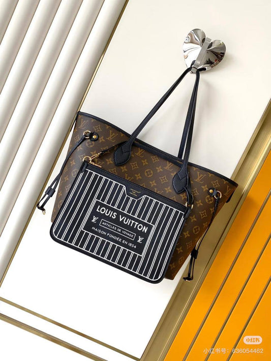 LV  
GOOD QUALITY 
SIZE:47cm   
100 dhs🪙

withbox  
🎁🎁🎁

Zain04
♥️♥️♥️