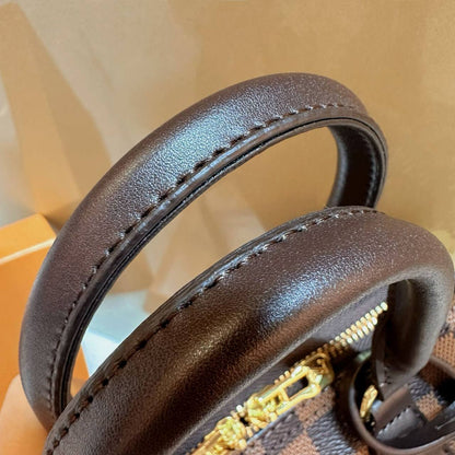 LV SPEEDY SMALL SIZE 
GOOD QUALITY 

WITH BOX 
🎁🎁🎁

85 dhs👑
20cm

Zain39
♥️♥️♥️