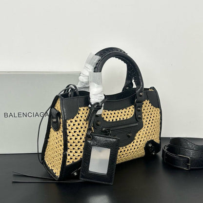 Balenciaga 💕💕
Master
30cm🥰 
340 dhs✅

Zain297
♥️♥️♥️