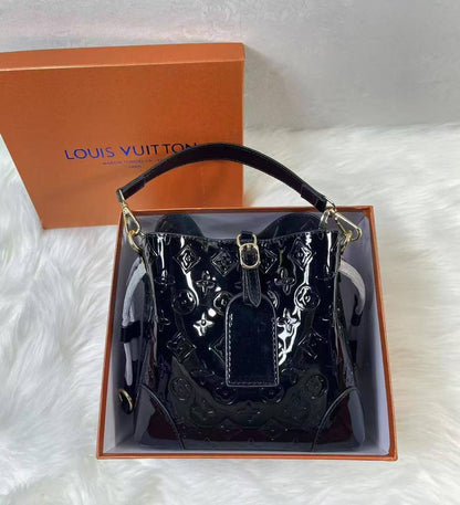Bucket bag
Good quality 
110 dhs💓
With box 📦

Zain70
♥️♥️♥️