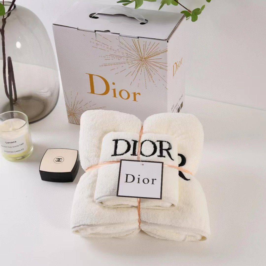 Brand 
Towels  
Good quality 
2 set
With paper 💼 
45 dhs🪙💕

Zain99
♥️♥️♥️