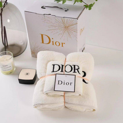 Brand 
Towels  
Good quality 
2 set
With paper 💼 
45 dhs🪙💕

Zain99
♥️♥️♥️