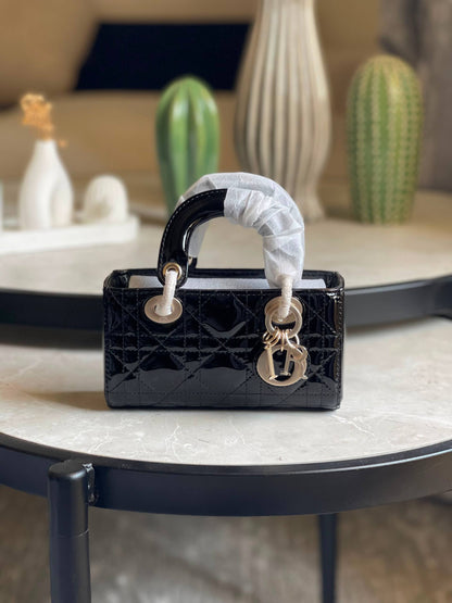 DIOR
Size- 16Cm💥
Available original box 📦 
With full packing 🎀🎀
Super high quality 💥💥
For Price 👇 WhatsApp✅
0568585901 
0507557372
0552275751 Owner Zain 👌

Zain283
♥️♥️♥️