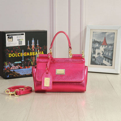 Dolce&Gabbana 

good quality 

with box 
110 dhs🇦🇪🇦🇪🇦🇪

Zain295
♥️♥️♥️