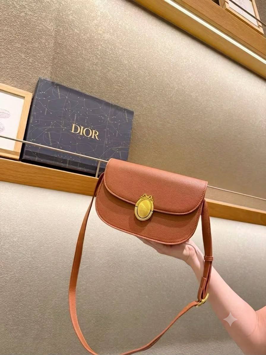 DIOR
Best quality 

with box
110 dhs🇦🇪🇦🇪

size 23CM

Zain290
♥️♥️♥️