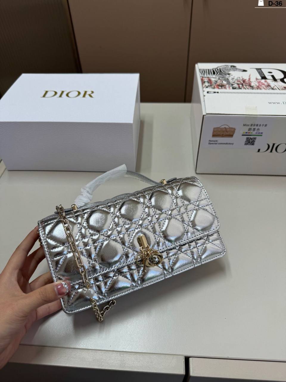 Dior Bag 
Master
20Cm 

With Box
🎁🎁🎁

340 dhs✅

Zain131
♥️♥️♥️