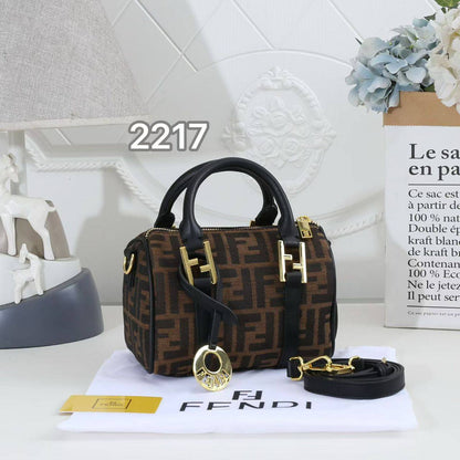 Fendi
100 dhs🌺
SIZE：22cm
Good-quality 

with box🎁🎁🎁

Zain35
♥️♥️♥️
