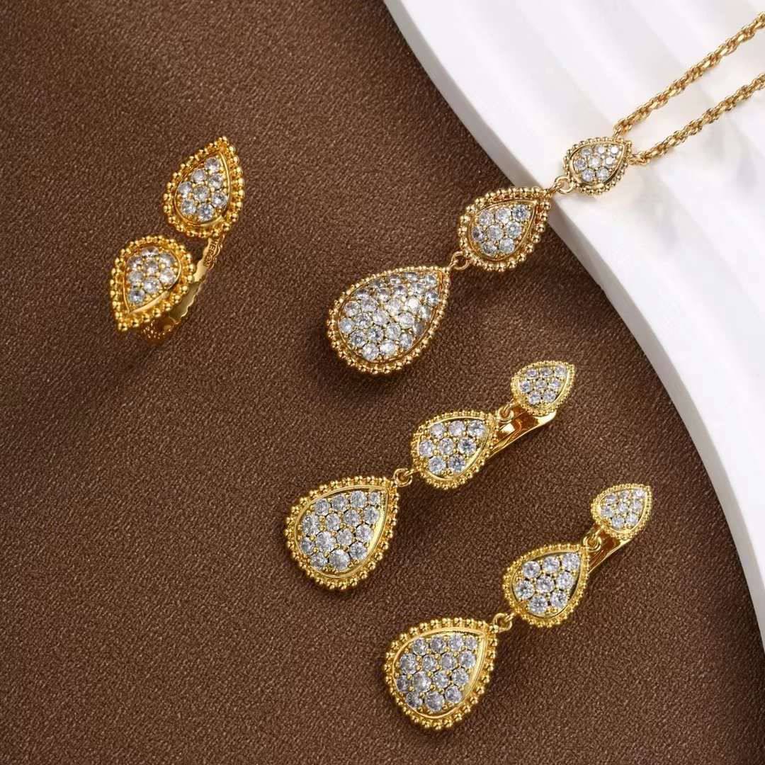 BOUCHRON SET
MASTER💫✨
NECKLACE EARRINGS
RING 
WITH BOX AND PAPER BAG 🛍️🎁
130 DHS🇦🇪🇦🇪

Zain89
♥️♥️♥️